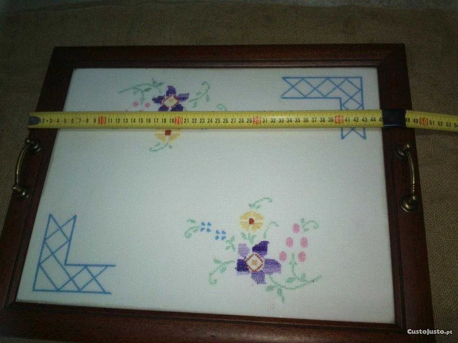 tabuleiro com bordado em Ponto Cruz Feito à Mão