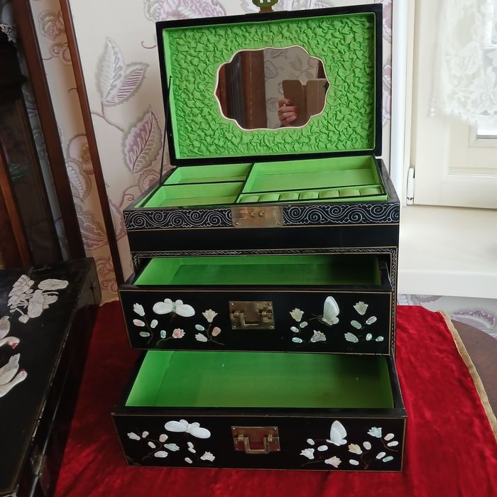 Продам антикварные шкатулки под украшения