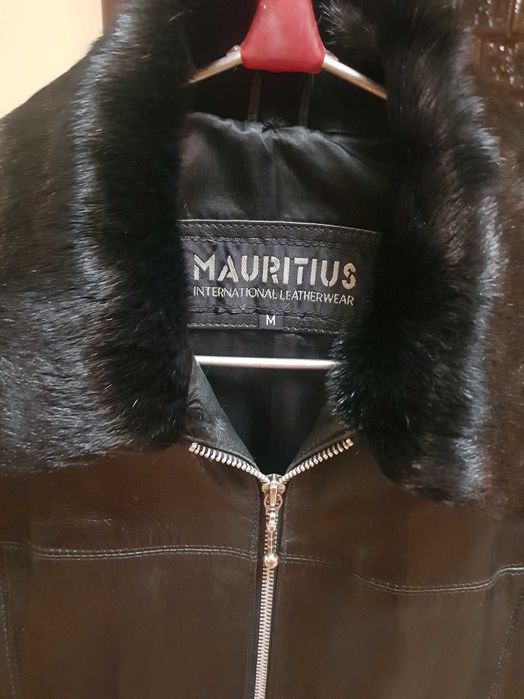 Шкіряна куртка жіноча.