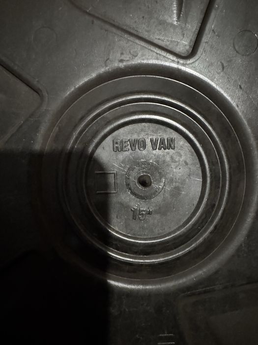 Vendo 2 tampões REVO VAN de 15”, ideais para autocaravanas, furgões e campervans