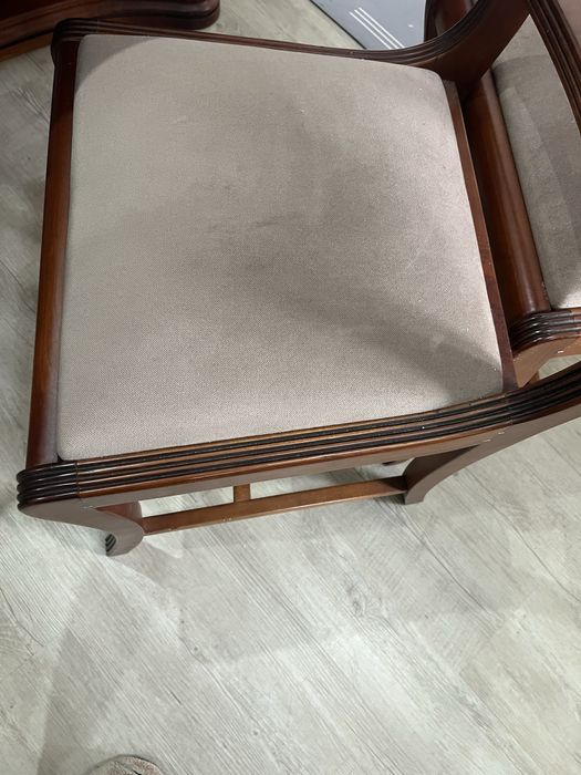 Cadeiras em cerejeira