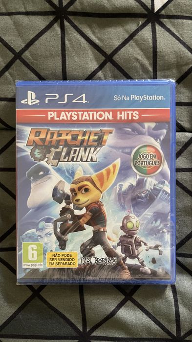 PlayStation 4 (modelo normal) usada com jogos e comando