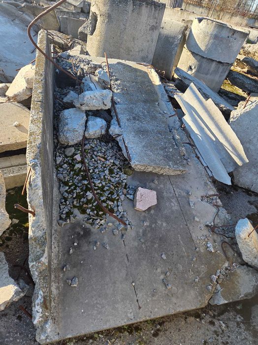 Безкоштовно віддам стакани і плити