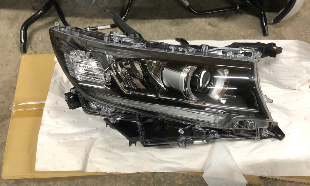 Фара права Toyota Land Cruiser Prado 150 2017-