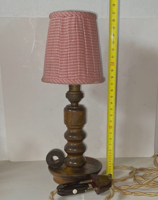 Encantador candeeiro antigo em madeira.