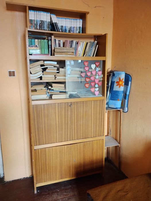 Szafka przeszklona z barkiem