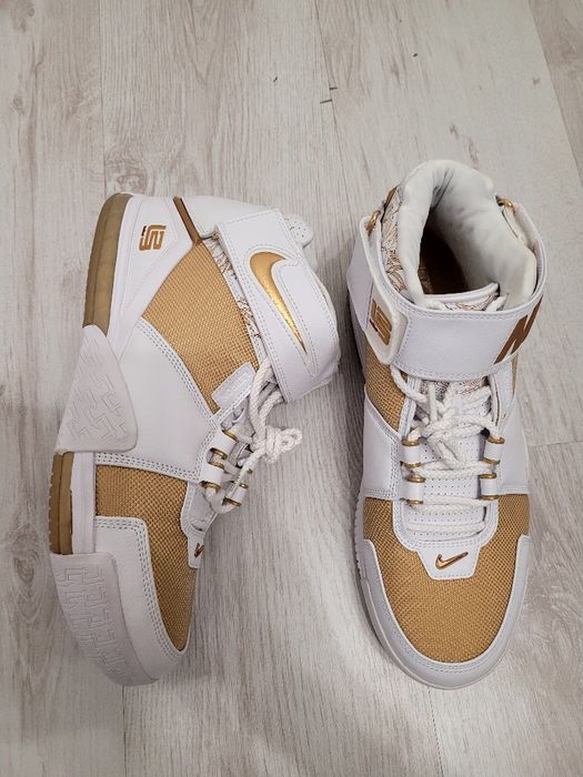 シューズ(男性用) Nike Zoom LeBron 2 \"llic Gold/White\" NIKE ZOOM LEBRON II WHITE/METALLIC GOLD-VARSITY CRIMSON 22FA-S