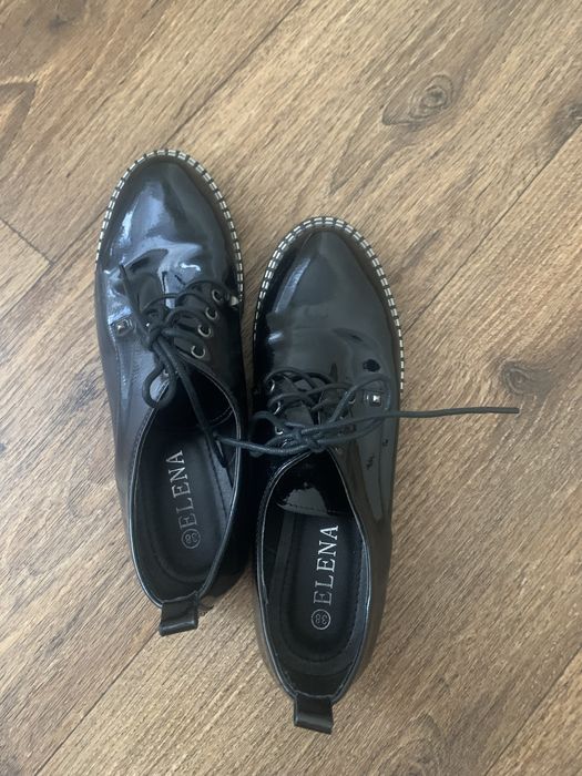 Женские лаковые туфли