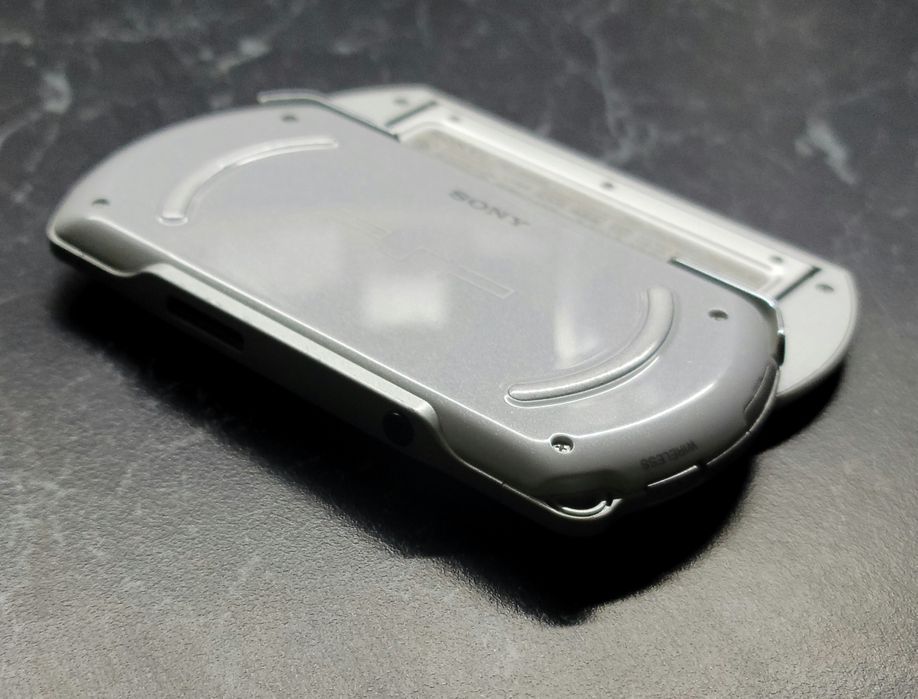 Sony PlayStation Portable PSP Go Pearl White  N1000