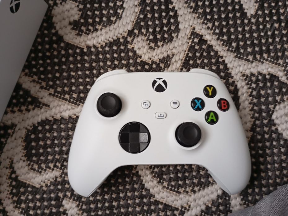 Продам ігрову консоль Xbox series s .