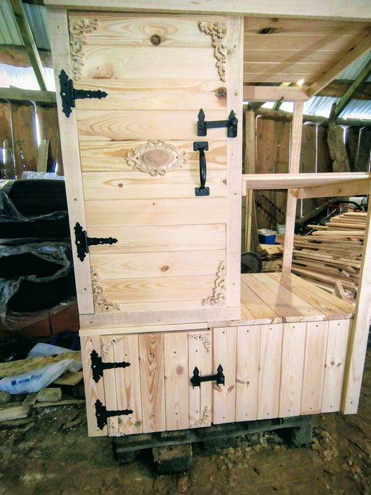 Drewniana wędzarnia