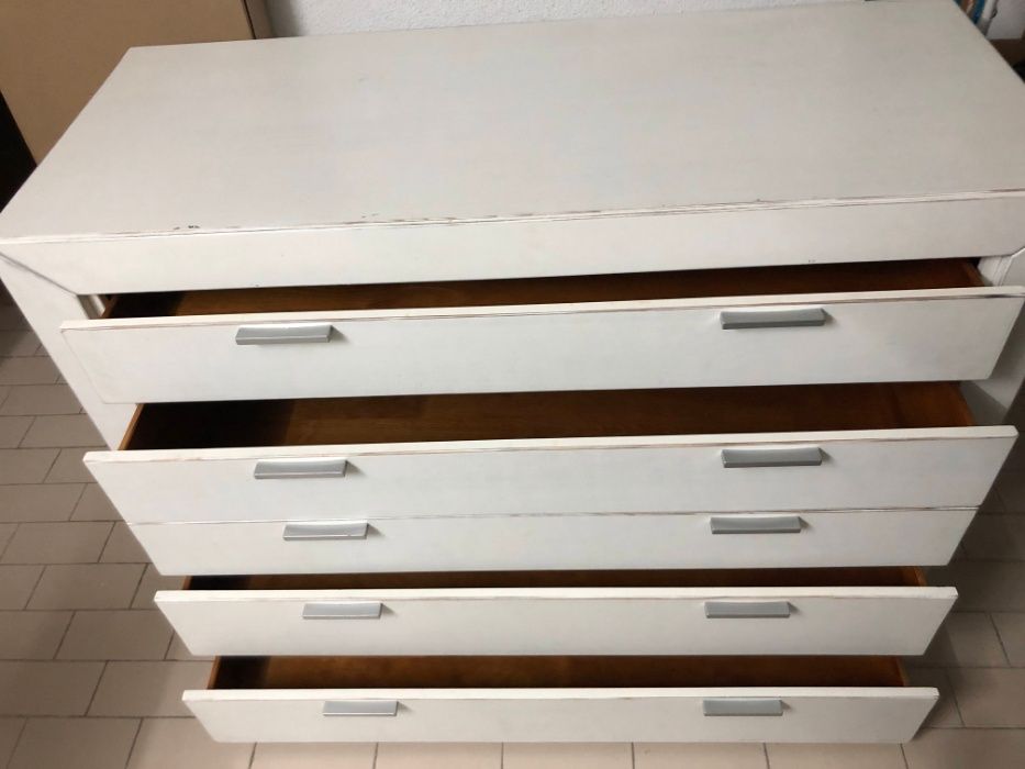 Cómoda de madeira maciça da marca CERN