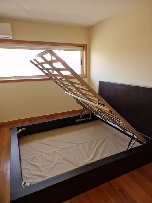 Cama e duas mesinhas de cabeceira em wengué