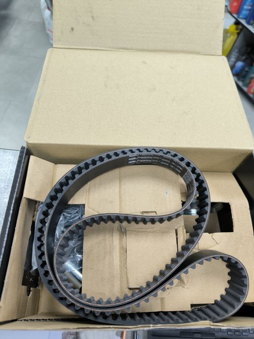 Ремкомплект ГРМ GATES KP15648XS-1 з помпою, група VAG