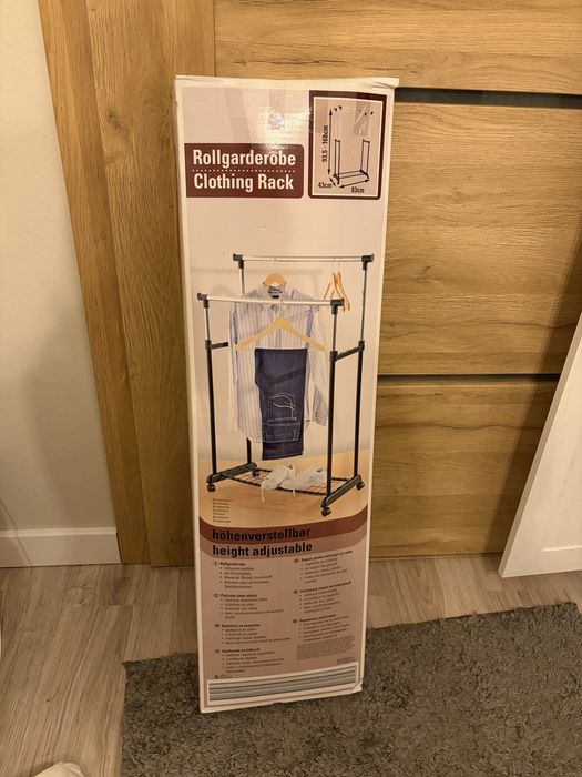 Garderoba na kółkach