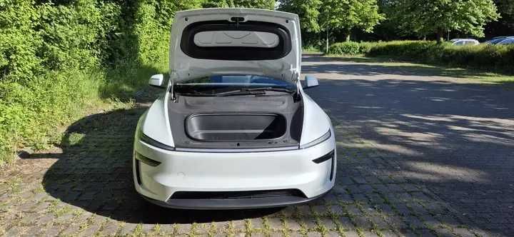Tesla  model Y 2025
