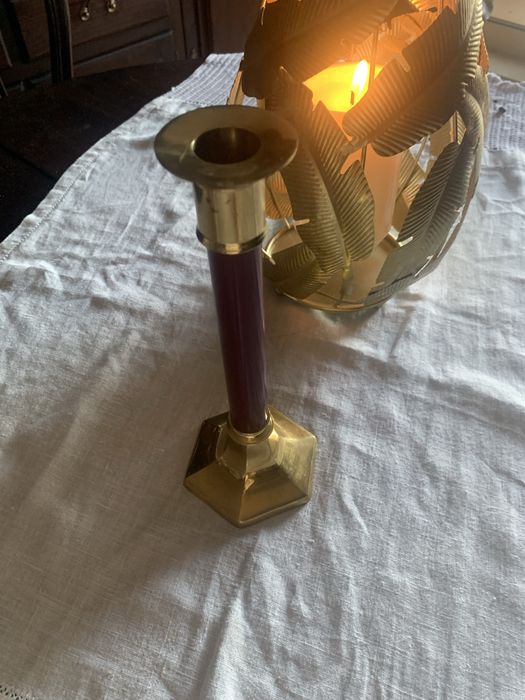 Castical em  metal, bordeaux e dourado. Tamanho 24 cm