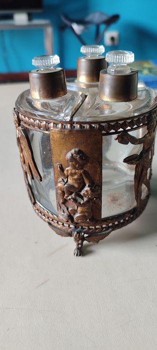 Frascos de perfume vintage com detalhes em metal