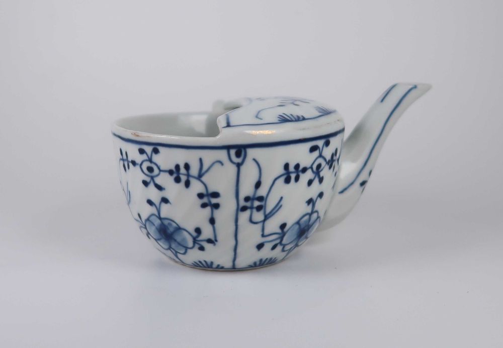 Antigo bule de acamados em porcelana (Ref. 2)