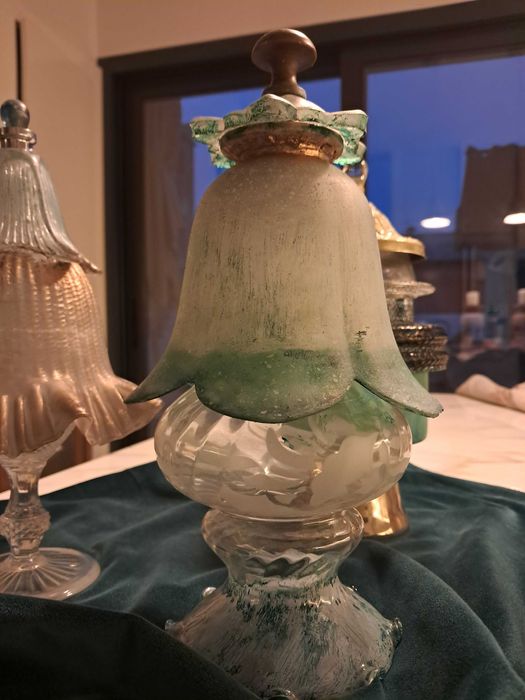 Árvore Natal com luz em vidro recuperado e