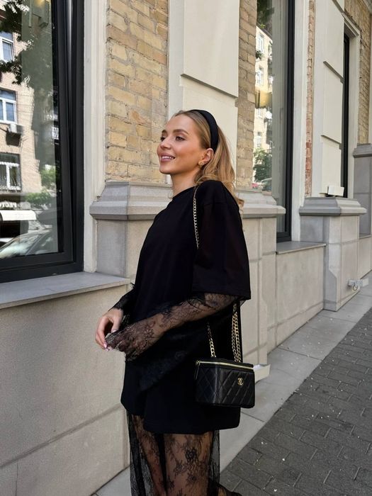 Чорна футболка з мереживними рукавами