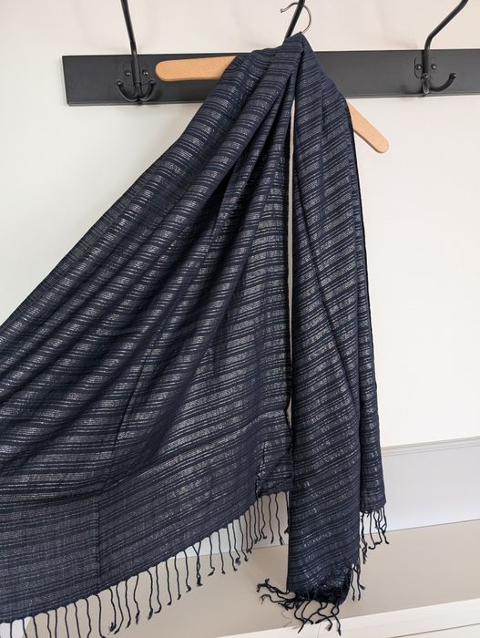 Granatowy szal ze srebrną nitką. H&M.