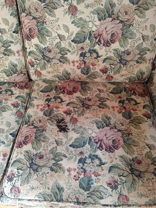Sofá cama com estrutura metálica