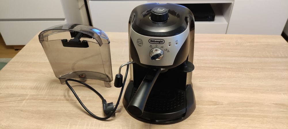 Kolbowy ekspres ciśnieniowy deLonghi EC 220.CD - jak nowy