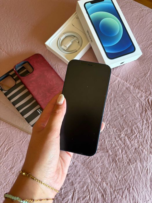 Vendo iPhone 12 com capa, carregador e 3 capas extra