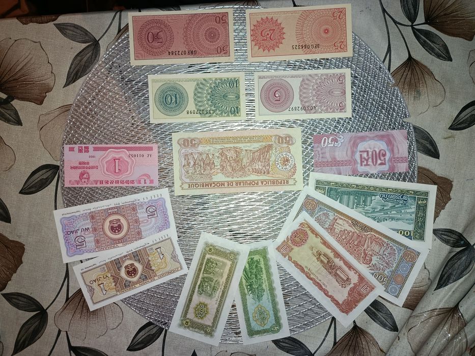 Банкноти, марки, монети