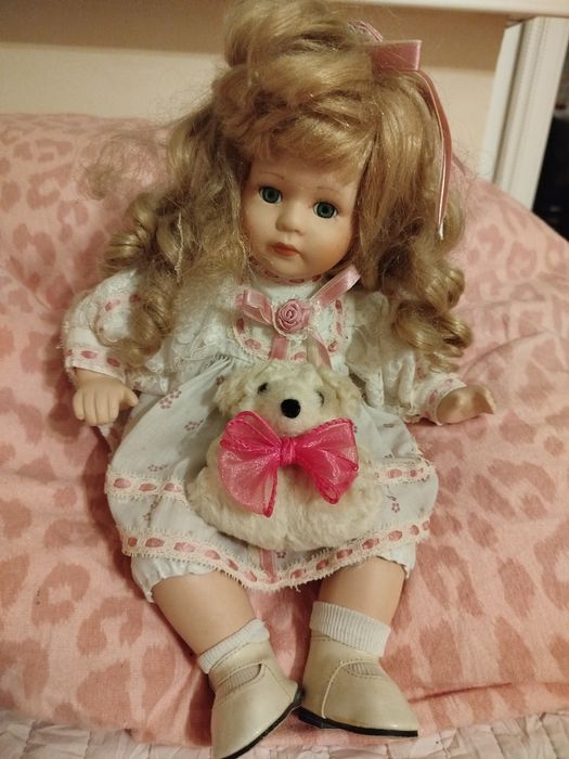 Porcelanowa laleczka