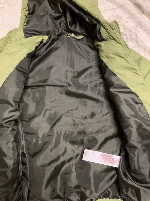 Куртка осень  носили пару раз есть небольшой   дефект