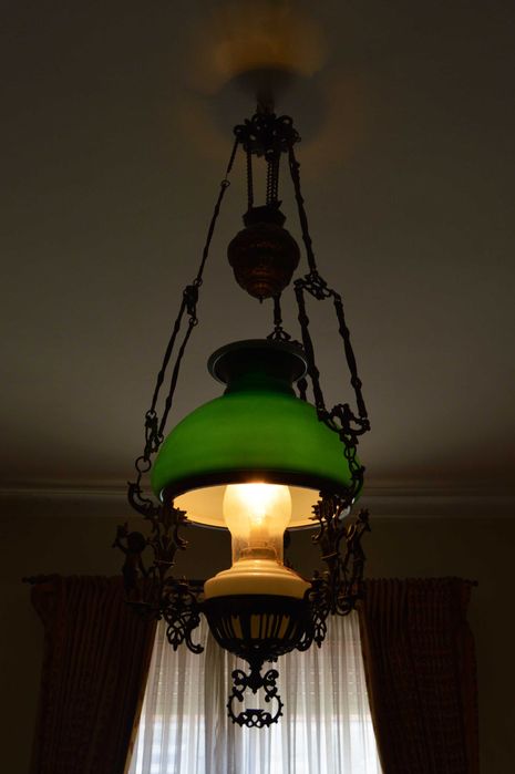 Candeeiro Suspenso Antigo em Bronze e Vidro Opalino.