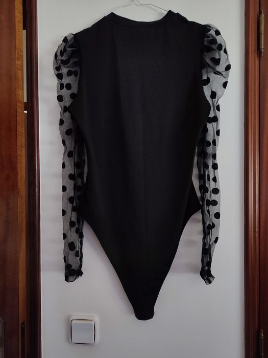 Body com mangas de tule com bolinhas