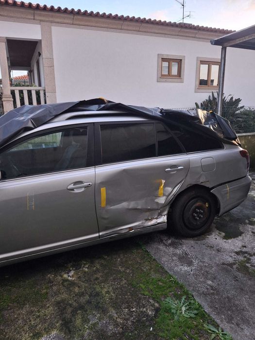 Toyota avensis e ford cmax ( batidos ) para venda