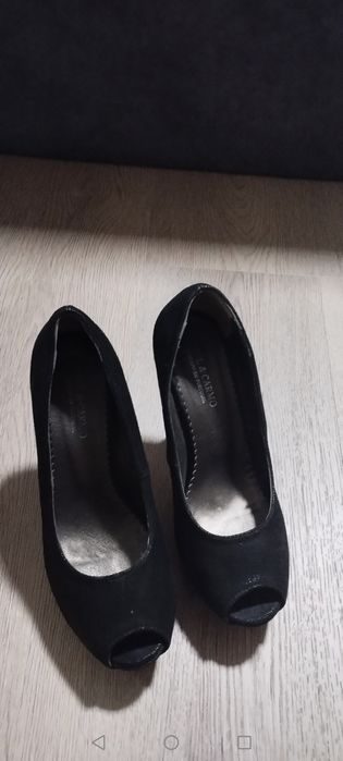 Sapatos pretos brilhantes