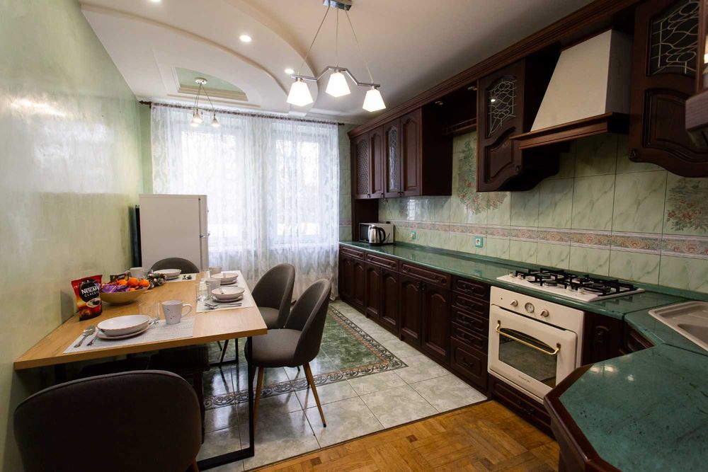 Центр. Вул. Липова. З кімнати. Звітні документи. Квартира подобово