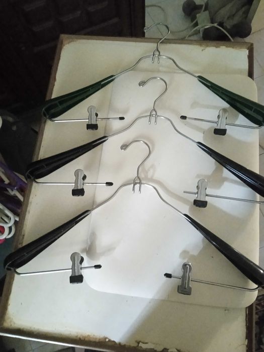 Cabides de diversos tamanhos, materiais e formatos