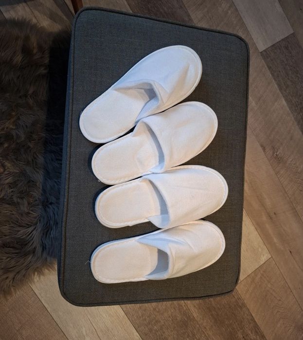 Białe kapcie  rozmiar 37