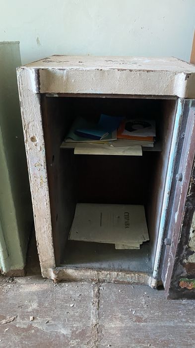 Сейфы и металический шкаф