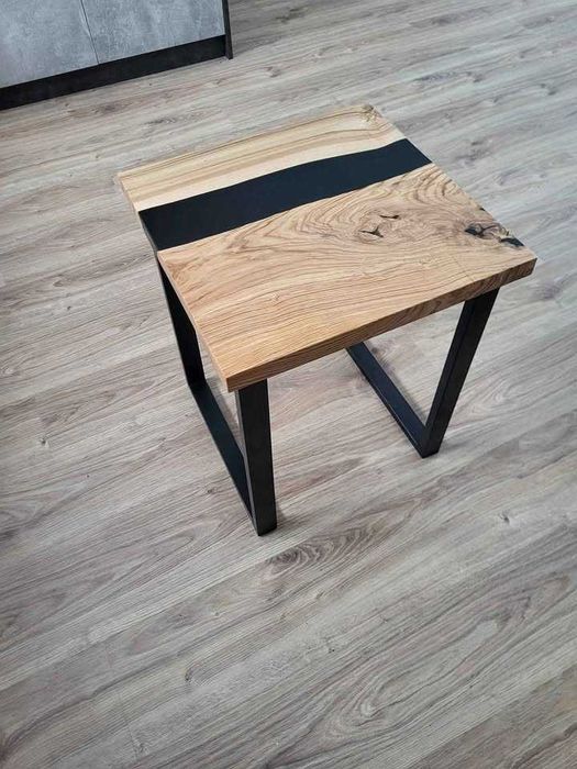 Stolik dębowy z żywicą