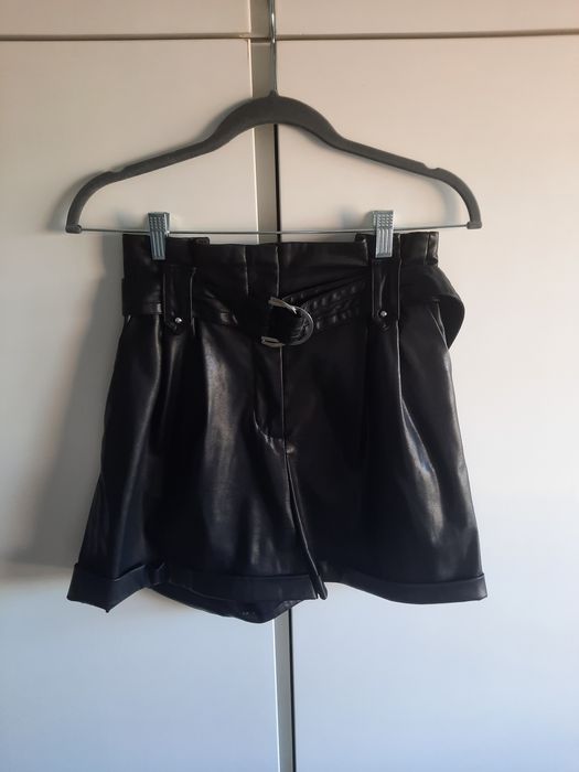 Calções pretos em napa da Zara