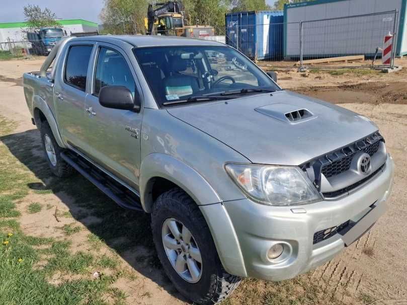 Разборка Toyota Hilux бампера фари двері крила скло капот