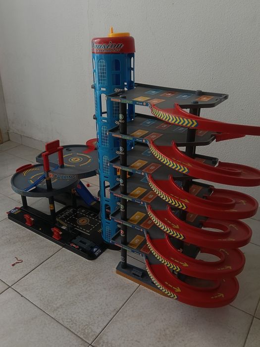 pista de garagem/estacionamento vertical para carrinhos de brinquedo