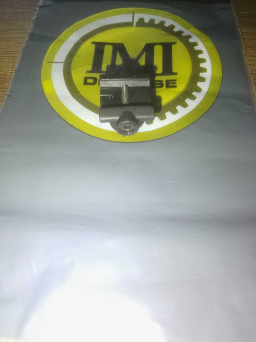 IMI Defense Montaż zawieszenia QD Port Czarny
