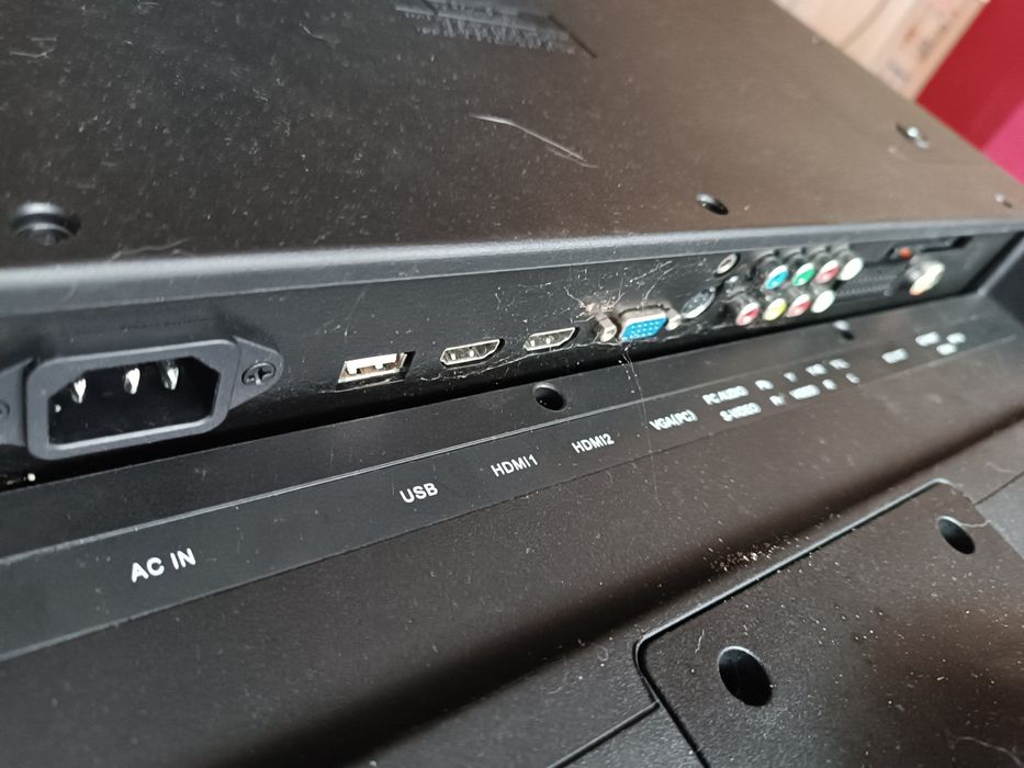 TV QMedia 32" - funcional, para peças