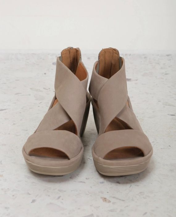 Sandały damskie Clarks ze skóry naturalnej beżowe roz.41/7D