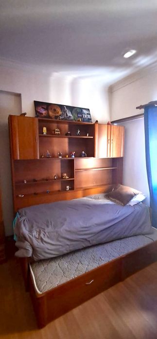 Beliche com 2 camas e estante