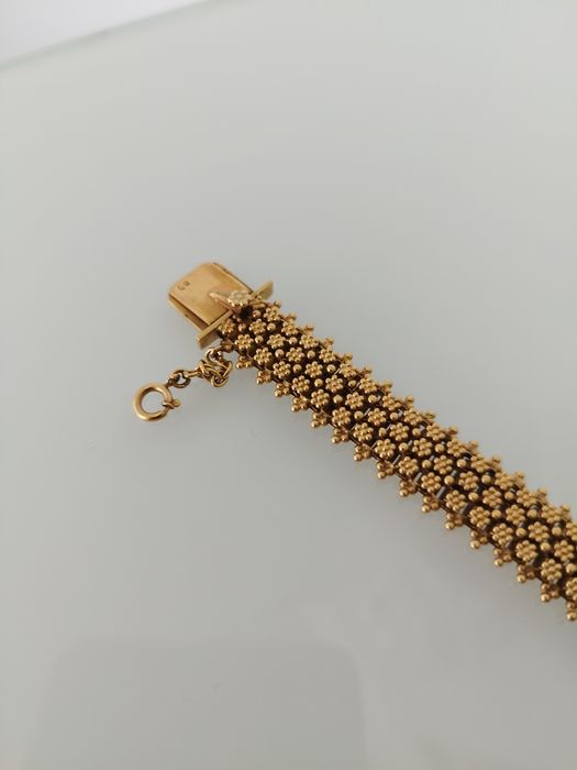 Pulseira em ouro de 19,2kt
A pulseira tem 19 centímetros de comprimento e 1 centímetro de largura 
48,9gr de peso
