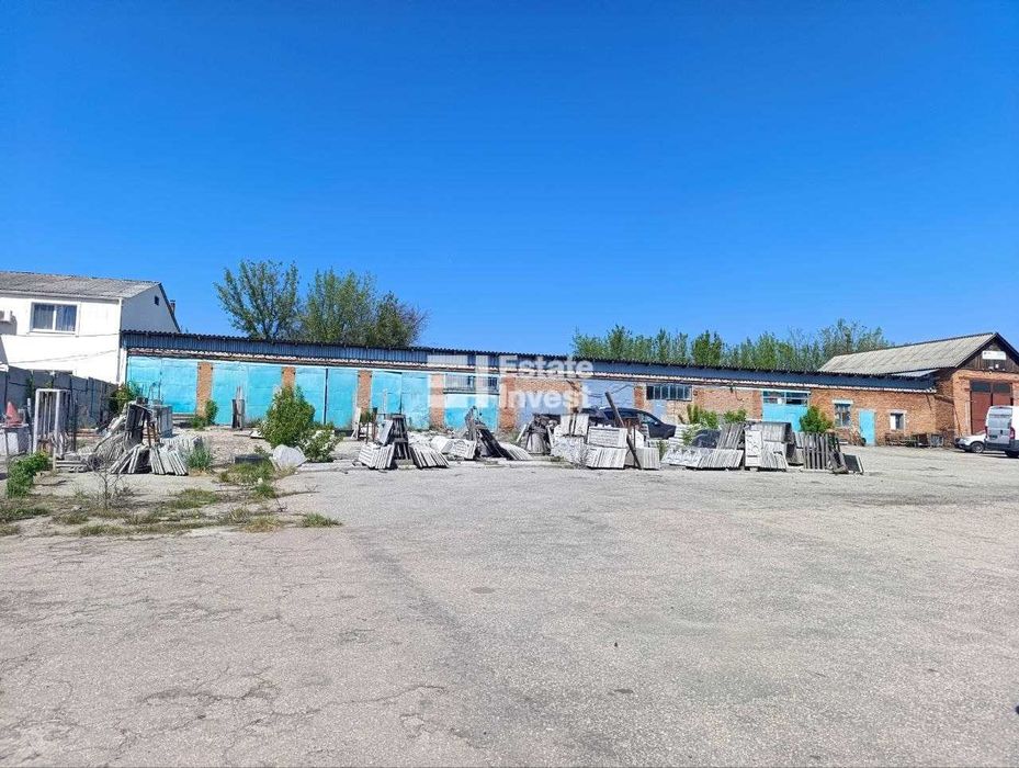 Продам майновий комплекс у смт. Подвірки
